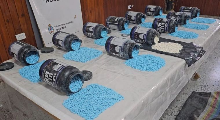 El cargamento de metanfetamina estaba oculto dentro de frascos de complementos de nutrición para deportistas Foto: Gendarmería