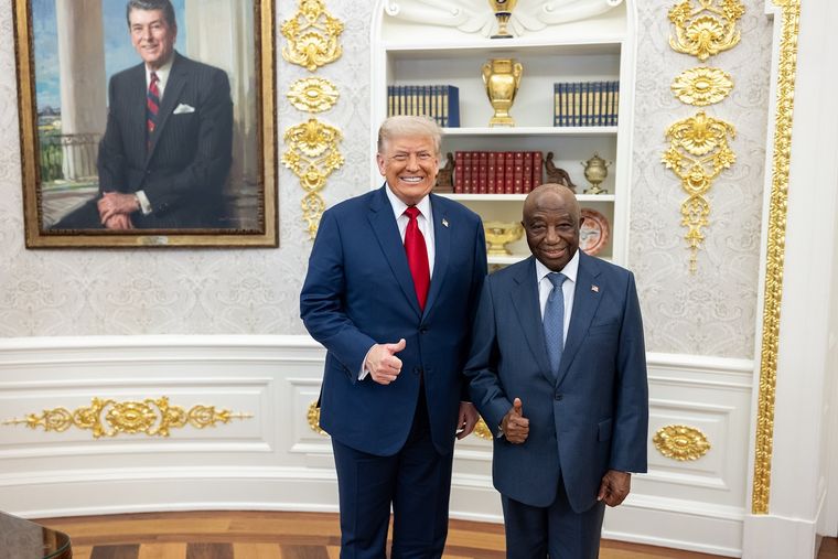 Donald Trump generó sorpresa al elogiar el inglés del presidente de Liberia 
