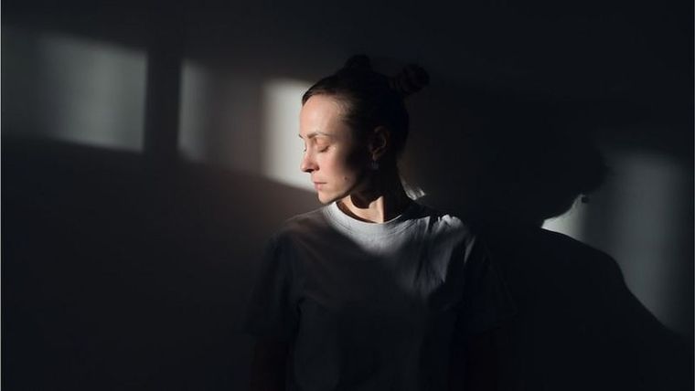 Los picos de irritabilidad o de pesimismo prolongado pueden ser un indicio de esta dolencia. Foto: GETTY IMAGES