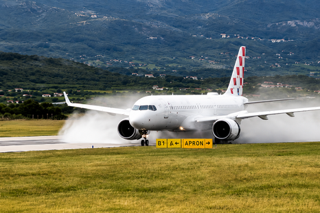 El avión se salió de la pista durante un despegue abortado en el aeropuerto de Split, en Croacia. El avión se salió de la pista durante un despegue abortado en el aeropuerto de Split, en Croacia.