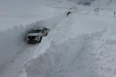 Las paredes de nieve entre las que trabaja el personal de Vialidad Nacional superan los dos metros de altura.