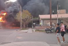 Se quemó un predio donde hay más de 20 mil autos. El fuego alcanzó a unas 20 casas y generó una nube tóxica. Foto: Pablo Icardi