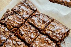 Los brownies se cortan en cuadrados. Hay que dejarlos entibiar antes de cortarlos para que no se rompan.