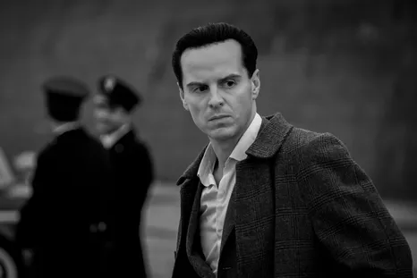 La serie está protagonizada por Andrew Scott y adapta la novela The Talented Mr. Ripley, de Patricia Highsmith. La serie está protagonizada por Andrew Scott y adapta la novela The Talented Mr. Ripley, de Patricia Highsmith.