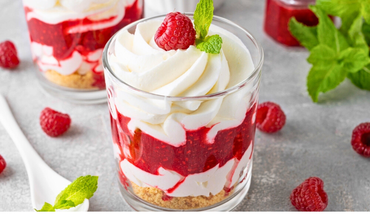 Postre de trifle con frutas y crema: ideal para celebraciones Foto: Shutterstock