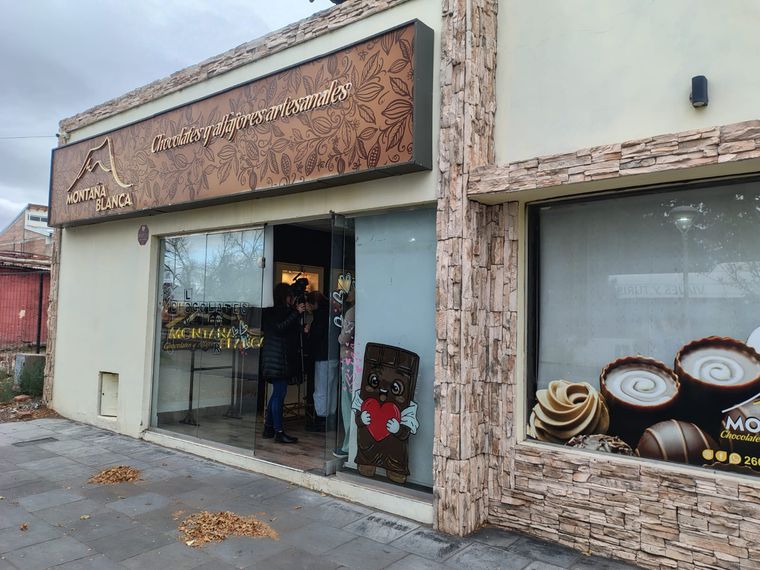 La fábrica de alfajores y chocolate Montaña Blanca. La fábrica de alfajores y chocolate Montaña Blanca.