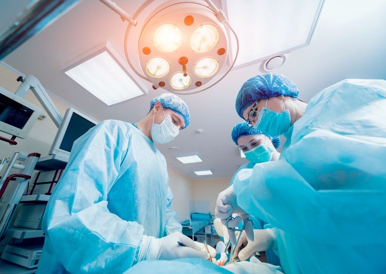 Un equipo de cirujanos del Hospital Italiano reconstruyó la mano derecha de Exequiel, un joven de 23 años que perdió cuatro dedos y parte de uno en un accidente laboral Foto: Shutterstock