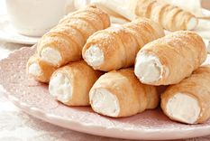 Cañoncitos dorados y suaves: receta imperdible con crema pastelera.