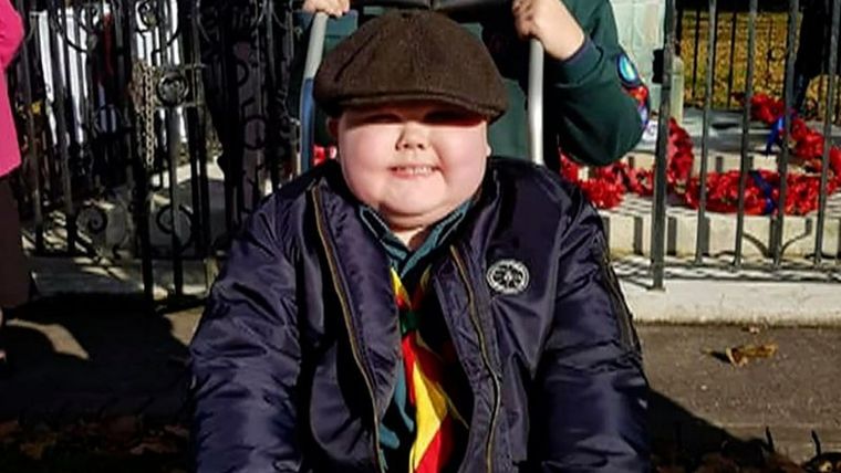 Seth se unió al Parlamento de la Juventud de Gales para trabajar en temas ambientales y de salud mental. Foto: Foto familiar