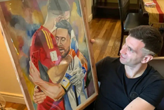 El arquero de la Selección junto a la obra de la joven artista. Foto: Instagram Belén Portillo