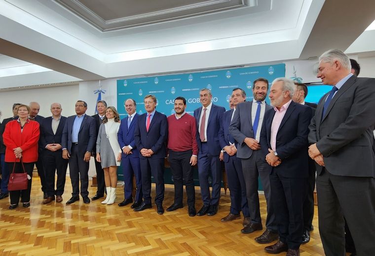 El gobernador Rodolfo Suarez firmó el contrato para traspasar las acciones del proyecto minero de potasio ubicado en Malargüe. Foto: Twitter Mignorance