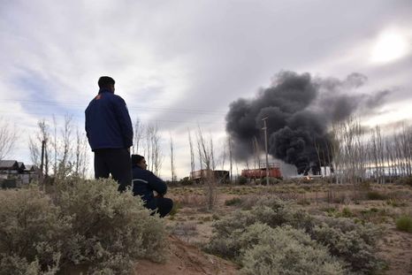 La explosión en la refinería de Plaza Huincul dejó un saldo de tres operarios muertos Foto: Télam
