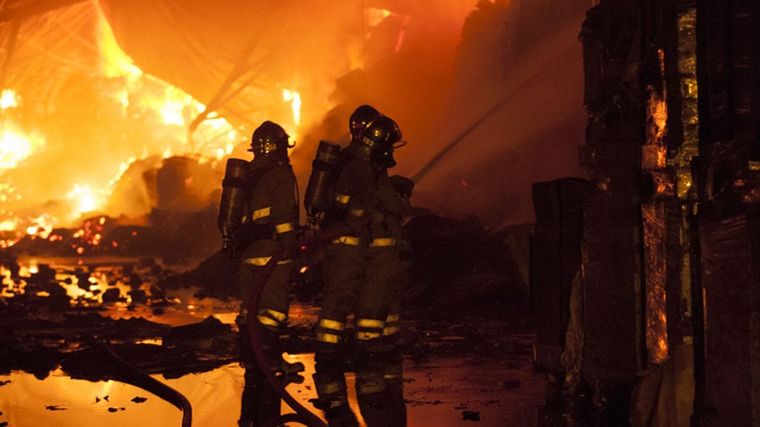 Los Bomberos tuvieron que sofocar las llamas en la camioneta y en la vivienda/ Imagen Ilustrativa