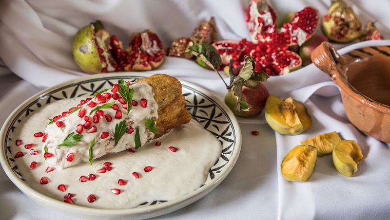 Cocina en simples pasos estos deliciosos chiles en nogada capeados. Un clásico que no puede fallar.