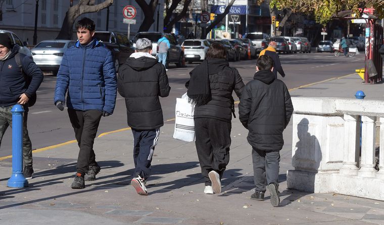 Domingo con bajas temperaturas, cielo parcialmente nublado y nevadas en la cordillera, según el pronóstico del Servicio Meteorológico Nacional.