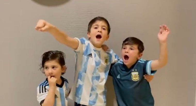 Ciro, Thiago y Mateo celebraron el título de su papá Foto: Instagram @antonelaroccuzzo