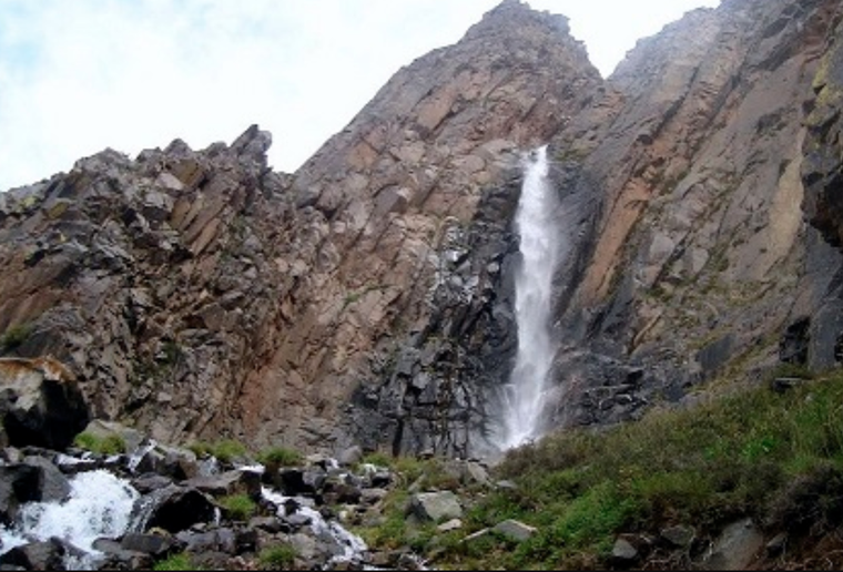 La cascada El Salto es uno de los destinos más elegidos en verano por los mendocinos.