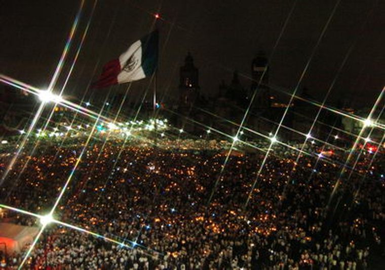 Decenas de miles de mexicanos vestidos con prendas blancas se manifestaron ayer en México. Foto: EFE