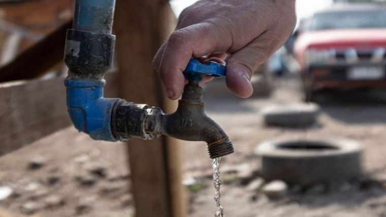 En algunas zonas de Mendoza, el corte masivo de agua durará 48 horas. 