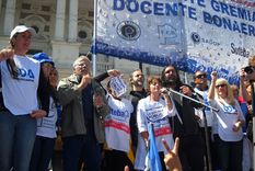 Roberto Baradel, titular del SUTEBA, encabezando un acto del Frente de Unidad Docente bonaerense frente a la Legislatura de la provincia de Buenos Aires Foto: Prensa UTE (Unión deTrabajadores de la educación)