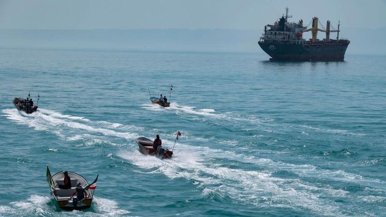 La "flota mosquito" de Irán está compuesta por lanchas de ataque pequeñas y rápidas, mostradas aquí en 2024 durante un desfile naval.