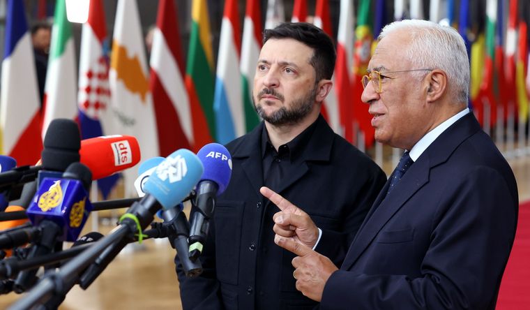 El presidente de Ucrania, Volodimir Zelenski, junto al presidente del Consejo Europeo, Antonio Costa. Foto Dpa