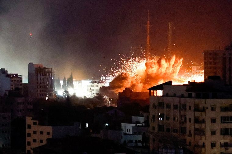 Llamas y humo durante los ataques israelíes en Gaza Foto: NA