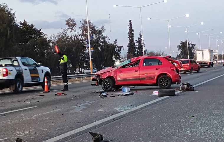 Un auto volcó en el Acceso Sur, a la altura de calle Paso. El conductor resultó herido y fue trasladado al Hospital Central.