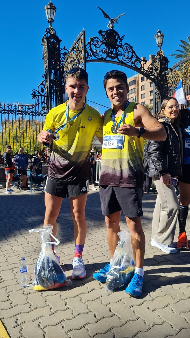 Benjamín 42 km, Matías 42 km. Benjamín 42 km, Matías 42 km.