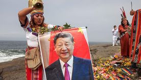Una curandera sujeta un retrato del presidente de China, Xi Jinping, durante un ritual tradicional en Chorrillos, Lima. Una curandera sujeta un retrato del presidente de China, Xi Jinping, durante un ritual tradicional en Chorrillos, Lima.