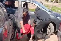 El ladrón fue reducido por vecinos que lo golpearon y los dejaron completamente desnudo Foto: Captura de video El ladrón fue reducido por vecinos que lo golpearon y los dejaron completamente desnudo Foto: Captura de video