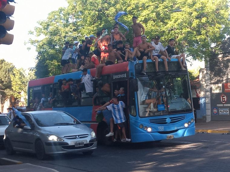Hubo cientos de colectivos destrozados durante los festejos