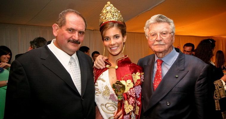 Raúl Bianchi, la Reina de San Rafael Carla Estefanía Rivas Stewart y Don Aurelio Stradella. Foto: Gentileza