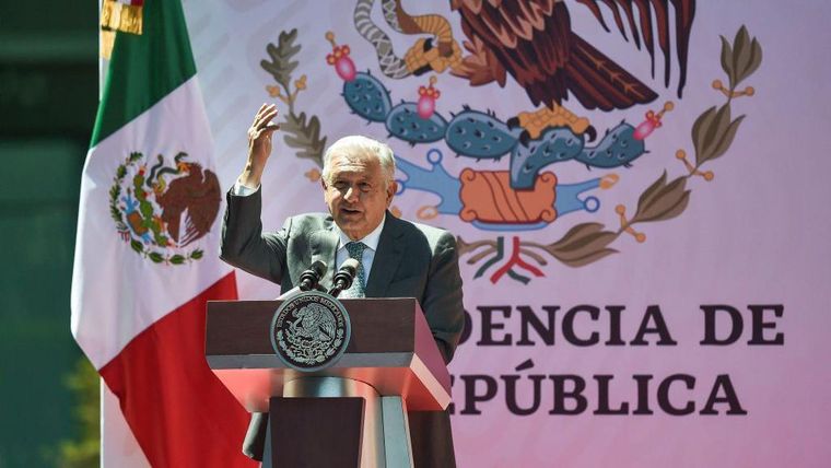 En los últimos años México redujo sus importaciones de gasolina, pero no cubren la demanda del país como quería AMLO.
