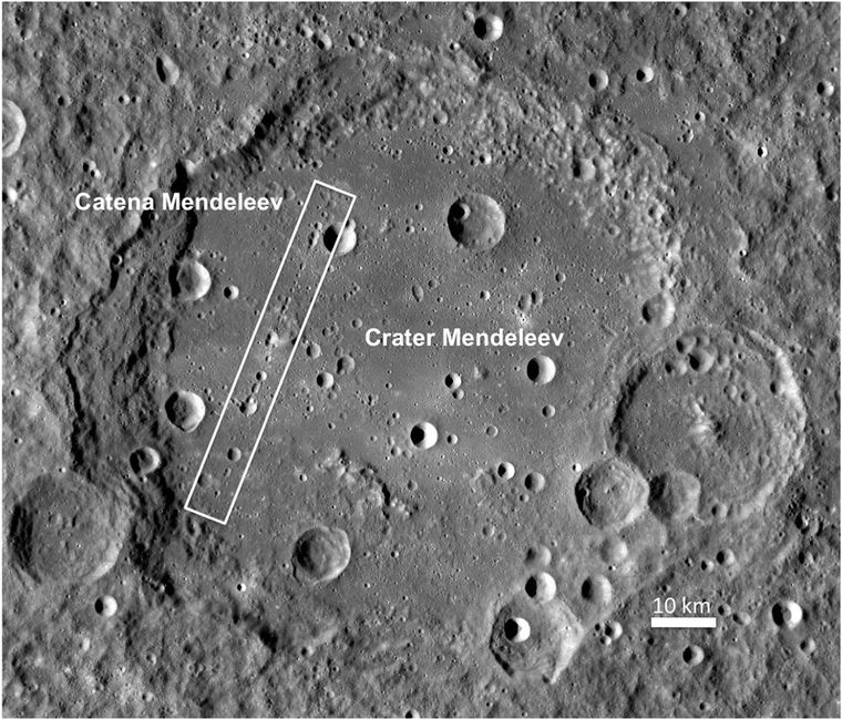 El cráter Mendeleev de la Luna (llamado así por Dimitri Mendeleev, el inventor de la tabla periódica de los elementos) mide alrededor de 313 kilómetros (195 millas) de diámetro. Contiene una cadena de cráteres llamados Catena Mendeleev. El cráter Mendeleev de la Luna (llamado así por Dimitri Mendeleev, el inventor de la tabla periódica de los elementos) mide alrededor de 313 kilómetros (195 millas) de diámetro. Contiene una cadena de cráteres llamados Catena Mendeleev.