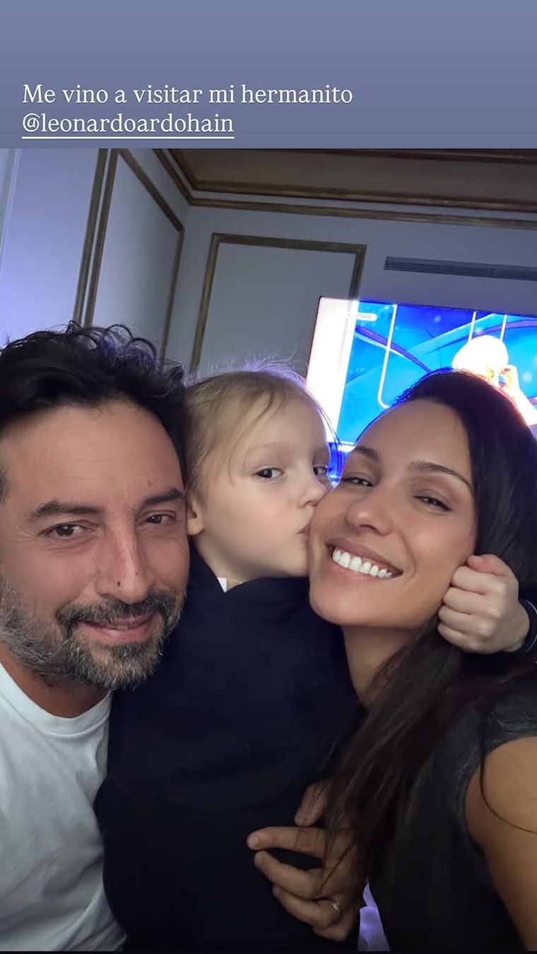 Pampita junto a su hermano. Pampita junto a su hermano.