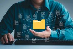 La privatización de internet y de las infraestructuras digitales convirtió la información en un recurso controlado por grandes corporaciones.