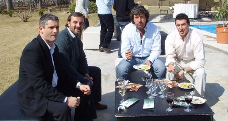 Daniel Biondolillo, Esteban Cremaschi, Ángel Riva y Mario Benavídez en uno de los livings al aire libre. Foto: MDZ