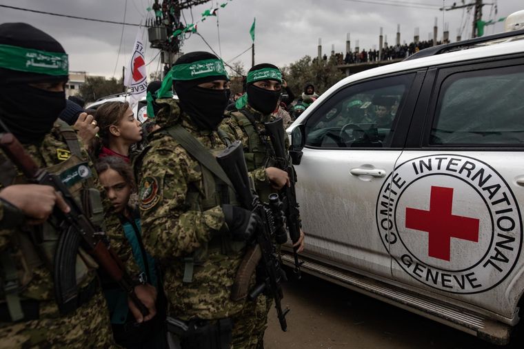 Terroristas de Hamás al momento de liberar rehenes Foto: EFE