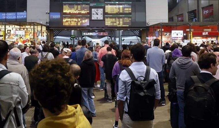Cientos de pasajeros aguardan en la Estación de Tren de Santa Justa este lunes. Foto: Efe.