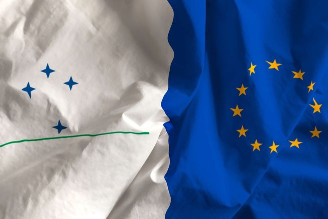 Las banderas de Mercosur y la Unión Europea.