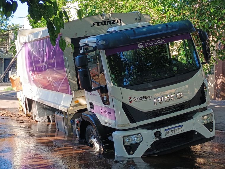 Tras una mañana de intentos fallidos, una grúa logró sacar el camión que había quedado encallado en Lafinur y Luzuriaga.