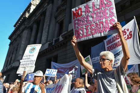 jubilados, abuelas de plaza de mayo y organizaciones sociales marchan contra el veto de javier milei jubilados, abuelas de plaza de mayo y organizaciones sociales marchan contra el veto de javier milei