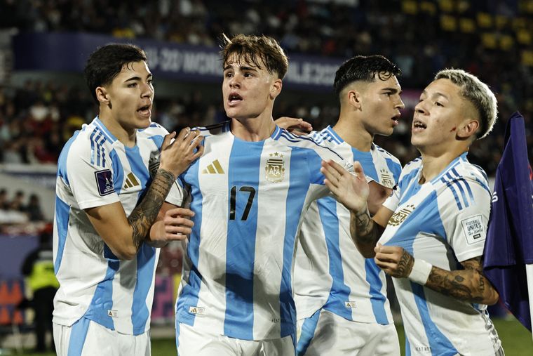 Todos los abrazos todos son para Mateo Silvetti, el autor del único gol de la victoria de la Selección argentina Sub 20 para ser finalista. 