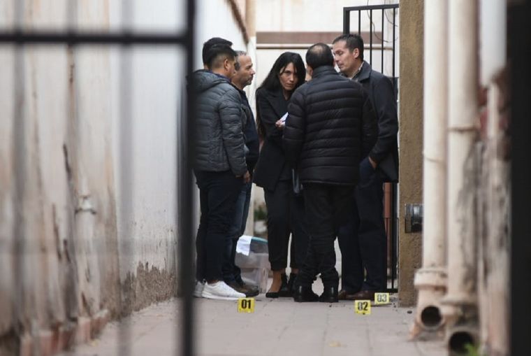Los investigadores en el pasillo donde mataron a la víctima. Foto: Maximiliano Ríos/MDZ