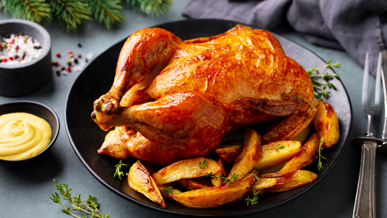 El caballito de batalla en toda mesa es esta receta de pollo al horno con papas.