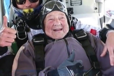 La señora de 103 años, momentos antes de realizar el salto Foto: TT La señora de 103 años, momentos antes de realizar el salto Foto: TT