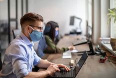 Estar presente se valora más que ser productivo en muchas empresa Foto: GETTY IMAGES