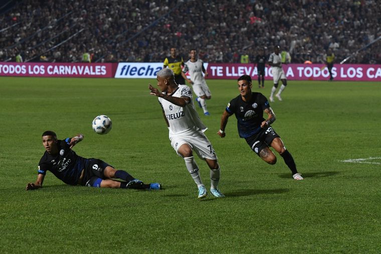 El encuentro se lleva a cabo en el Bautista Gargantini. Foto: Juan Ignacio Blanco / MDZ