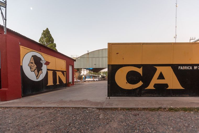 Portón de entrada de la empresa INCA en Cuadro Benegas, partido de San Rafael, Mendoza. Foto: INCA